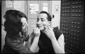 Dietro a Pajola le cassettiere dell'archivio dell'agenzia Publifoto<br>