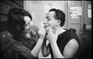 Dietro a Pajola le cassettiere dell'archivio dell'agenzia Publifoto<br>