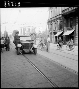 Civili armati in via Principe Umberto (oggi via Filippo Turati)  a Milano<br>