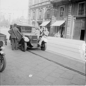 Civili armati in via Principe Umberto (oggi via Filippo Turati)  a Milano<br>