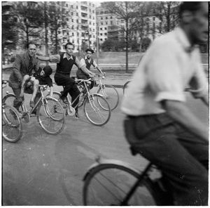 Uomini in bicicletta trasportano un bambino ferito<br>