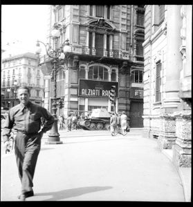 Carro armato tedesco in via Broletto all'angolo con piazza Cordusio a Milano<br>