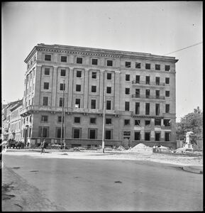 Lo stabile (Palazzo Ratti) è una imponente costruzione progettata dall'architetto Castiglioni all'inizio degli anni '30, che riprende i temi dell'architettura neoclassica razionalista realizzata in Italia dagli anni '20 fino ai '40.