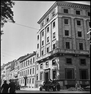 Lo stabile (Palazzo Ratti) è una imponente costruzione progettata dall'architetto Castiglioni all'inizio degli anni '30, che riprende i temi dell'architettura neoclassica razionalista realizzata in Italia dagli anni '20 fino ai '40.