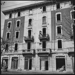 Al pianterreno le vetrine della posteria (negozio di generi alimentari) e forno di Riccardo Antognazza, la fiaschetteria di Giovanni Cusatelli e la latteria di Annibale Fugazza<br>