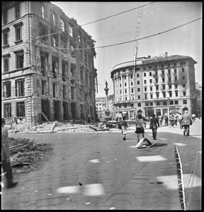 Sullo sfondo l'edificio tra via Verziere e via Felice Cavallotti