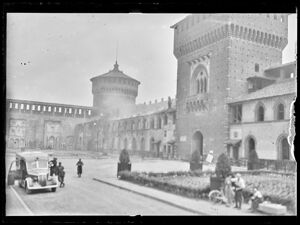 Sulla sinistra un'automobile furgonata