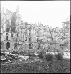 Edifici distrutti dai bombardamenti in piazza Giulio Cesare