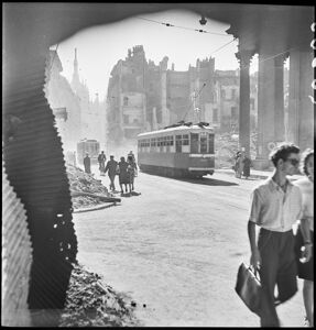 Le macerie sono state addossate ai lati della strada per consentire la circolazione. I tram hanno le fasce bianche per renderli più visibili durante l'oscuramento