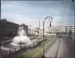 Sull'ingresso è presente la scritta "XXXV Fiera di Milano Campionaria Internazionale"<br>