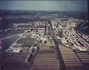 La linea ferroviaria demarca la separazione tra lo stabilimento e la cittadina affacciata sulle rive del'Arno<br>