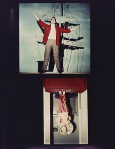 La bambina indossa un cappello a forma di cono giallo ed un ombrello parasole: si deduce che il costume sia in stile asiatico<br>