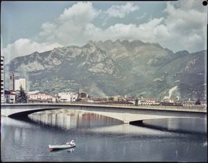 Lo scatto è stato fatto dalla sponda destra dell'Adda (Pescate). In lontananza si intravede il campanile del Santuario di Nostra Signora della Vittoria di Lecco<br>