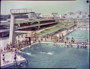 In primo piano una serie di trampolini, mentre sullo sfondo è visibile l'ospedale Niguarda<br>