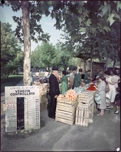 Presente un uomo in uniforme<br>