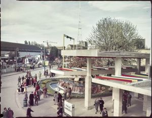 Al centro è visibile una fontana con due cigni<br>