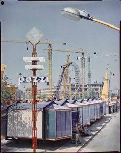 Sullo sfondo sono visibili l'entrata e le gru dell'area dedicata all'edilizia<br>