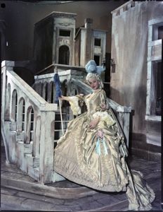 Valeria Valeri in abito di scena in posa sul set<br>
