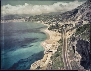 Visibili i binari della ferrovia che costeggiano il mare<br>