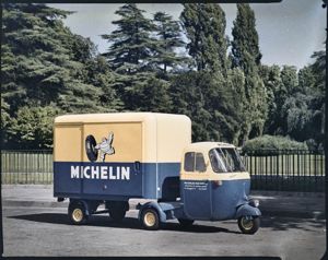 Sulla portiera è presente la scritta "Michelin italiana Spa deposito di Alessandria via Maggioli 4 Tel. 2207"<br>