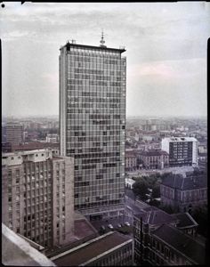 Sull'edificio è visibile l'insegna della Sarom<br>