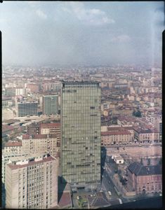 Sull'edificio è visibile l'insegna della Sarom<br>