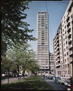 Visibili insegne pubblicitarie con la scritta Vincent sul ciglio della strada<br>
