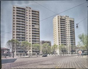 Visibili i binari del tram, i lavori di pavimentazione stradale, alcuni veicoli e l'insegna pubblicitaria Zucca<br>