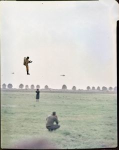Visibili due fotografi (un uomo ed una donna) e sullo sfondo elicotteri in volo<br>
