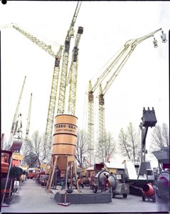 Visibili gru, betoniere, ruspe e silos<br>
