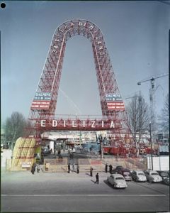 Entrata ad arco costituita da un ponteggio tubolare realizzata dal Gruppo Dalmine con la scritta "34 Fiera di Milano"<br>