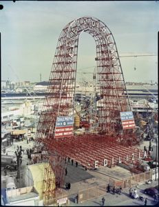 Entrata ad arco costituita da un ponteggio tubolare realizzata dal Gruppo Dalmine con la scritta "34 Fiera di Milano"<br>