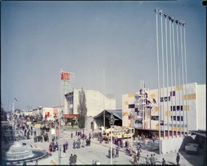 Si intravede il padiglione della Fiat e sullo sfondo il padiglione dedicato alle materie plastiche<br>